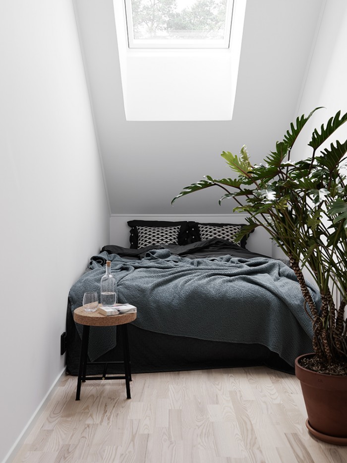 minimalist clean bedroom